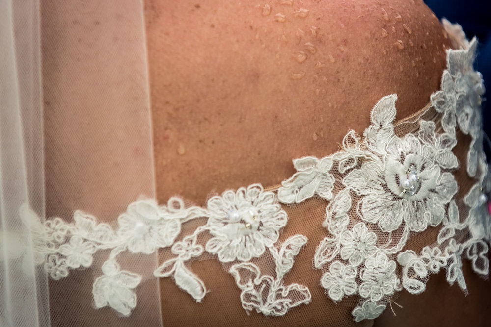 trouwfotograaf legt detail vast trouwjurk in de regen 