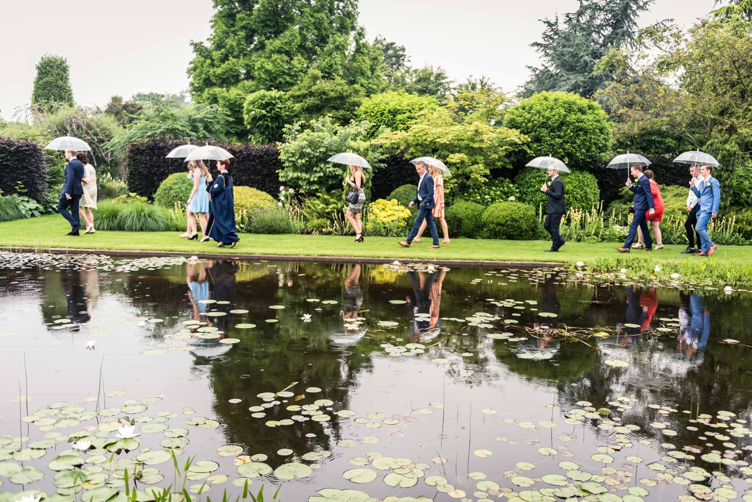 Regen tijdens de bruiloft in Brabant gasten hebben een paraplu
