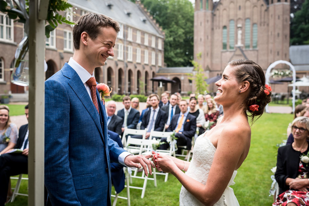 trouwfotograaf legt vast bij het aanschuiven of aandoen van de r