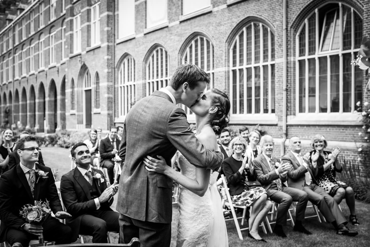 the kiss during a wedding at Bovendonk outside in de garden