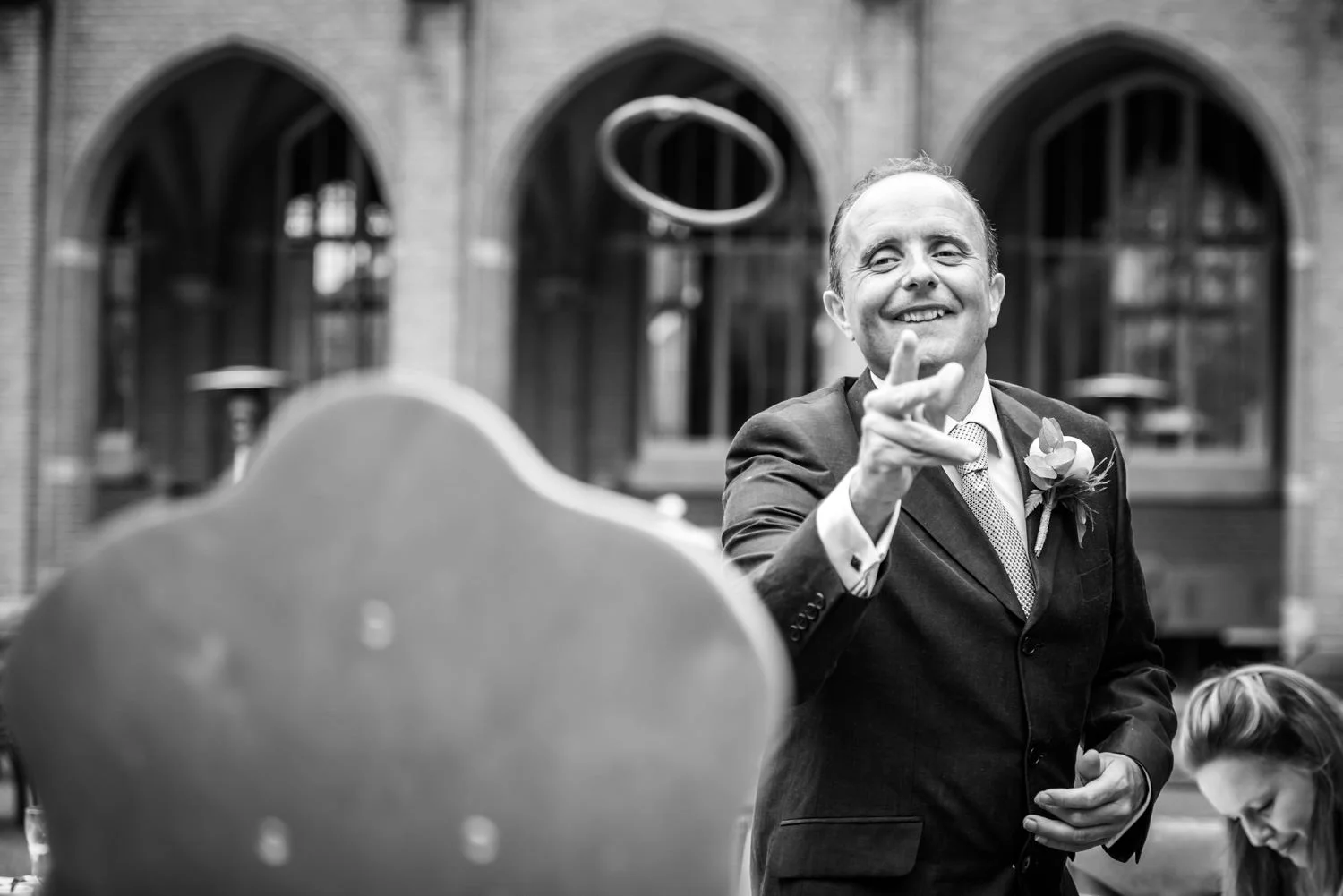 de gasten doen oud hollandse spelletjes tijdens hun huwelijk