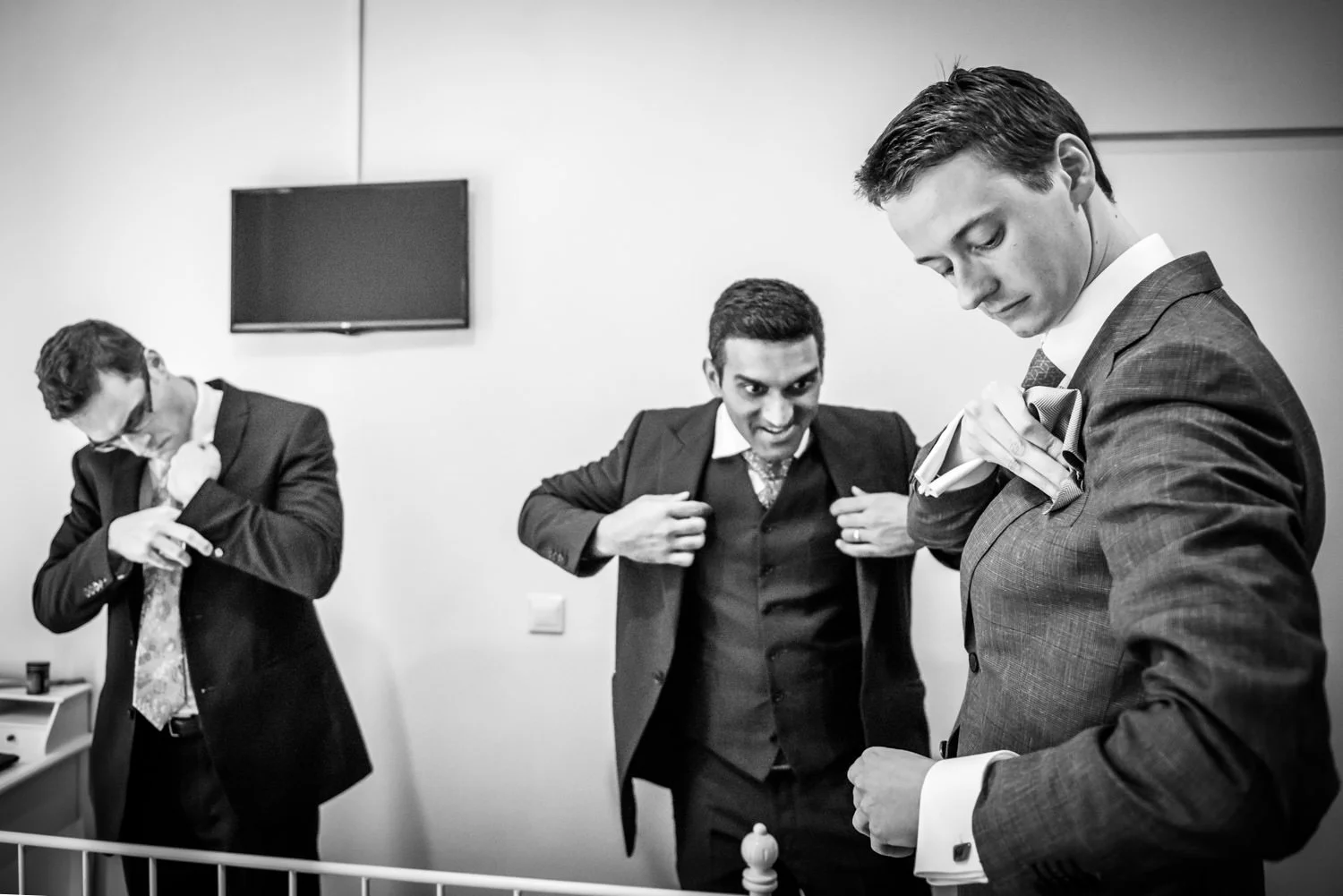 bruidsfotograaf cfofo is bij het aankleden van de mannen.