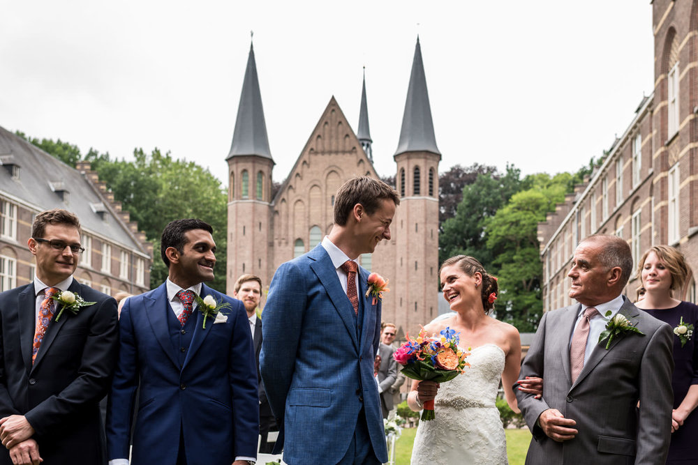 ontmoeting van het bruidspaar aan het begin van de ceremonie doo