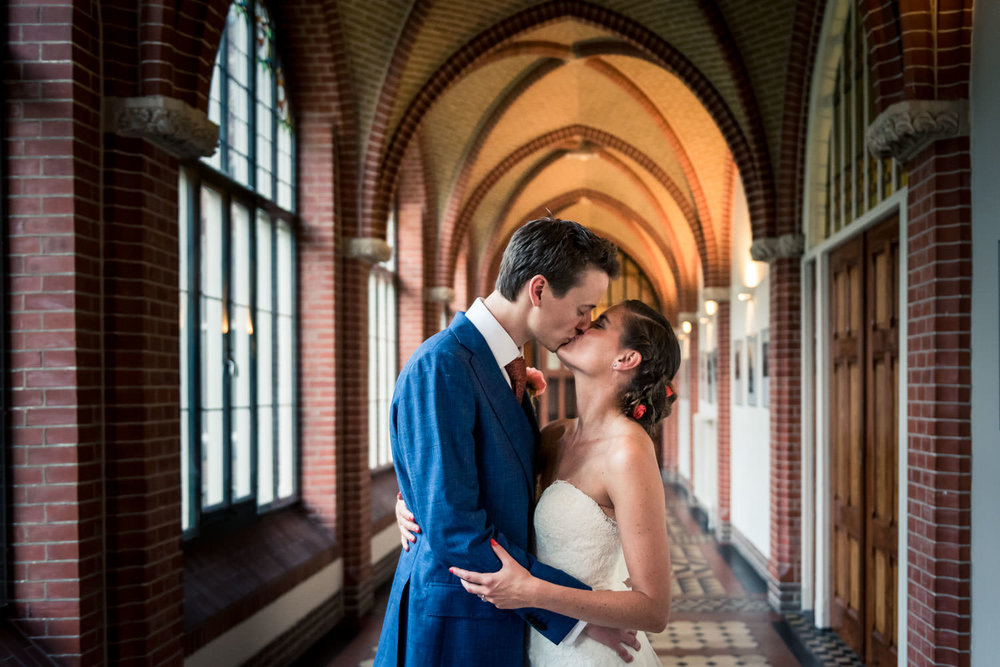 trouwen in mooi licht en met een kus van het bruidspaar