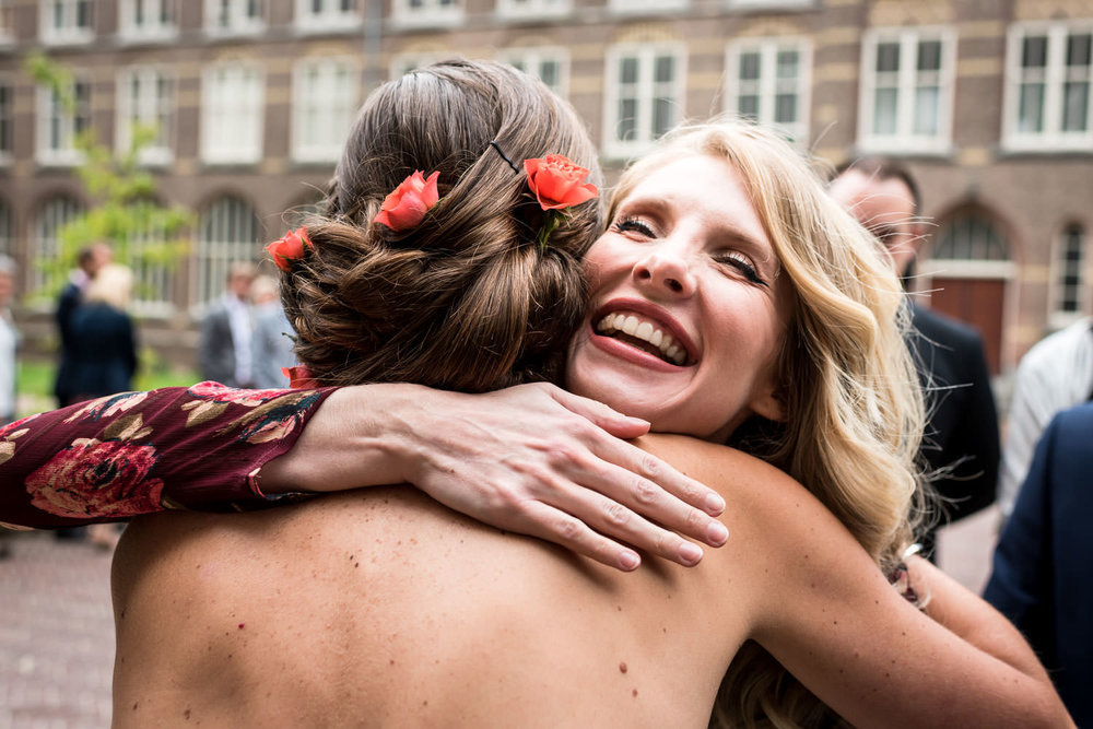 emoties bij de bruid en haar vriendin