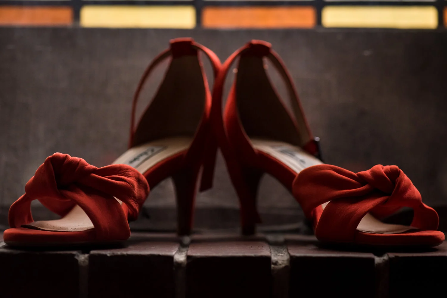 bruidsfotografie mooi de schoenen met kleur en stijl