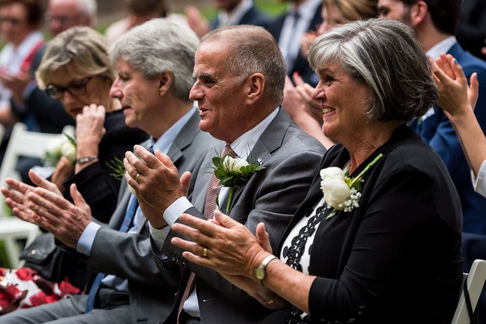 Tijdens de plechtigheid is er een groot applaus voor het bruidsp