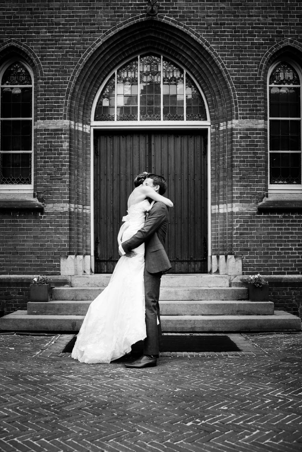 omhelzing van het bruidspaar tijdens de huwelijksfotografie