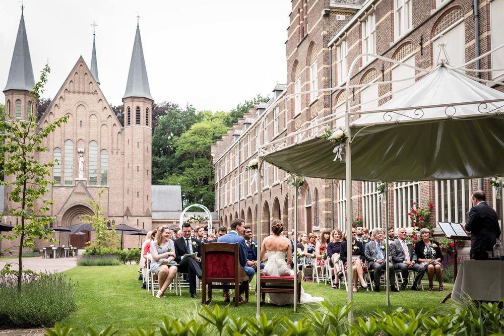 Een overzicht van de ceremonie die bij bovendonk buiten in de bi