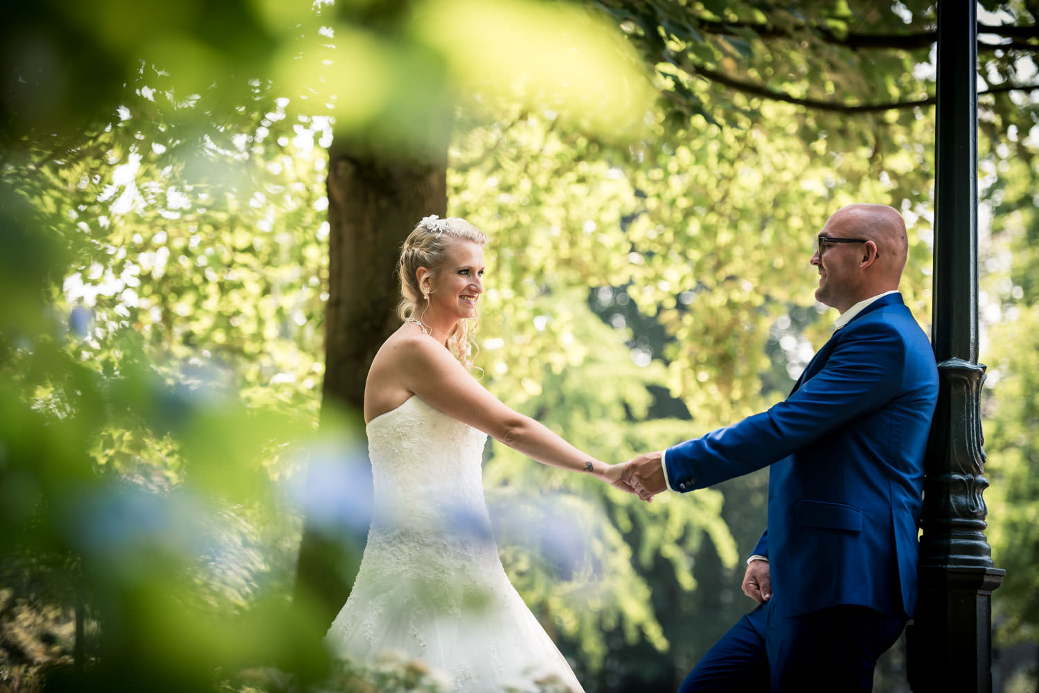 portret van het bruidspaar in de tuin van bouvigne, ze trouwen o