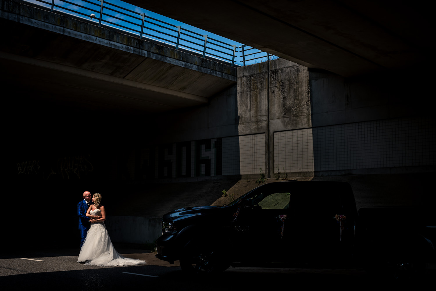 bruidsfotografie onder een viaduct gedaan door cfoto