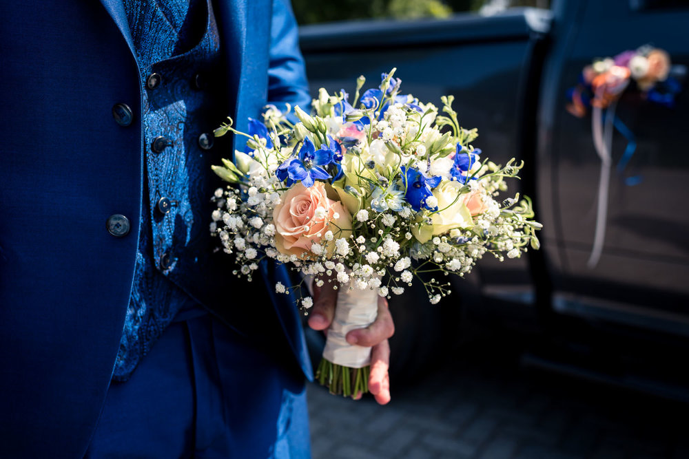 een bruidsboeket met blauwe bloemen, past perfect bij het blauwe