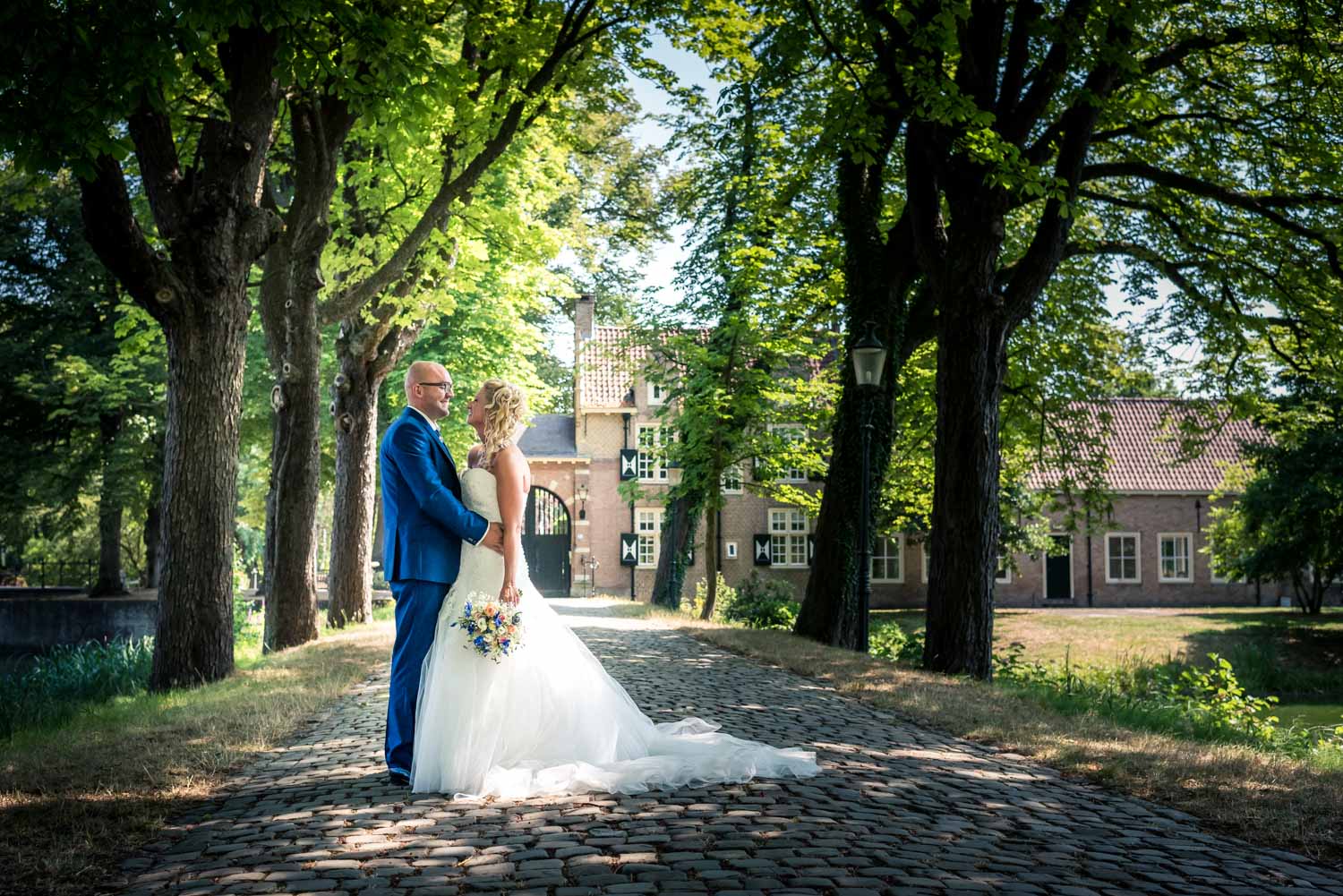 bruidsfotografie op kasteel bouvigne in breda, voor de ingang.