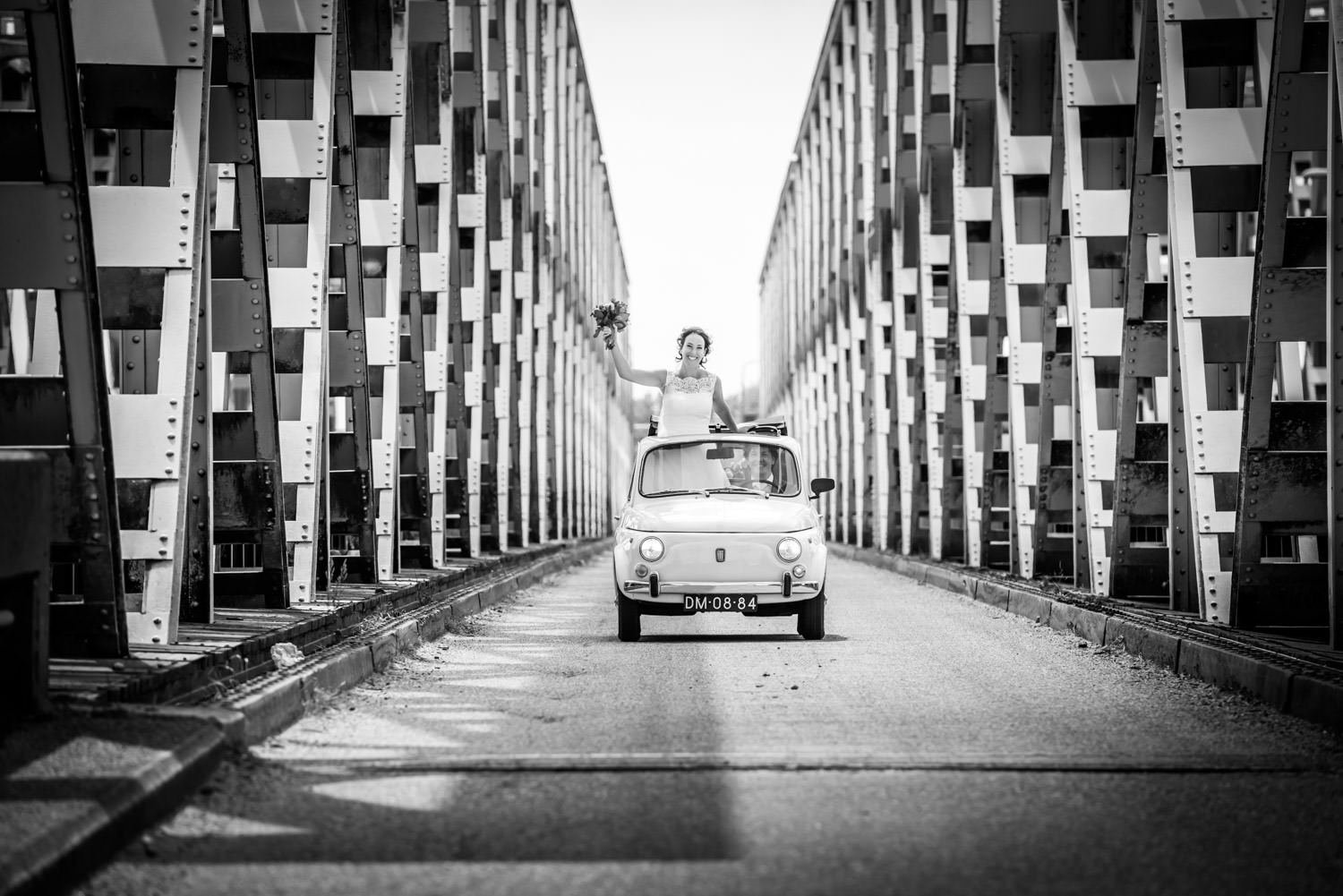 bruidsfotografie op de brug bij keizersveer, bruid rijdt in Fiat