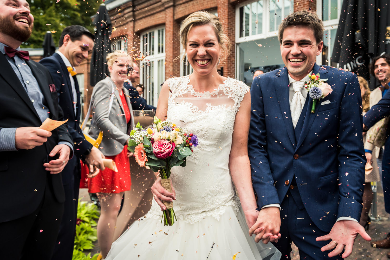 bloemblaadjes-gooien-mattemburg-bruidsfotografie.jpg