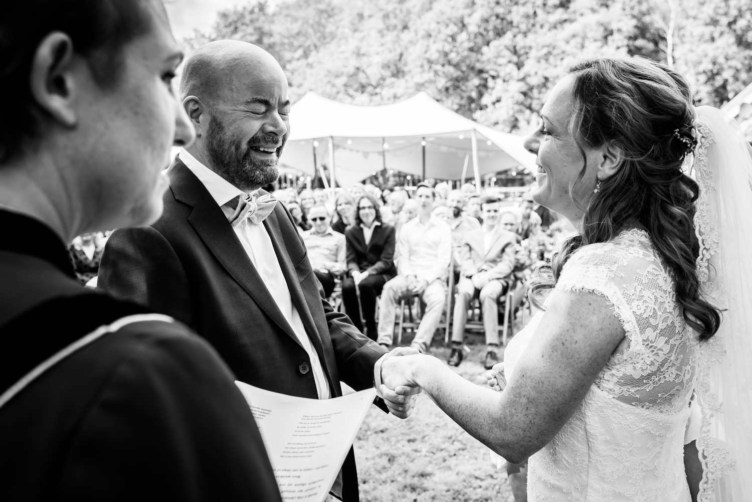 jawoord-ceremonie-emoties-journalistieke-bruidsfotografie.jpg