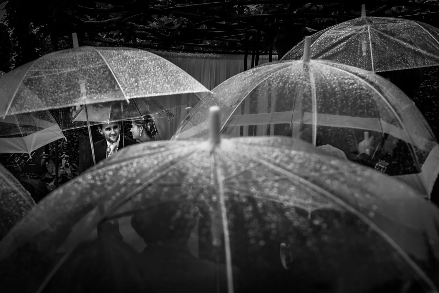 paraplu-regen-ceremonie-buiten-creatief-cfoto-bewerkt-2.jpg