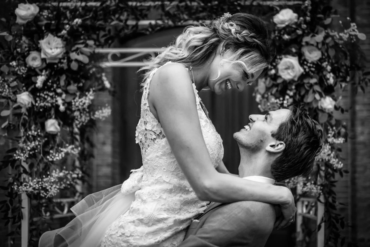 trouwfotografie-liefde-bruid-optillen-2.jpg