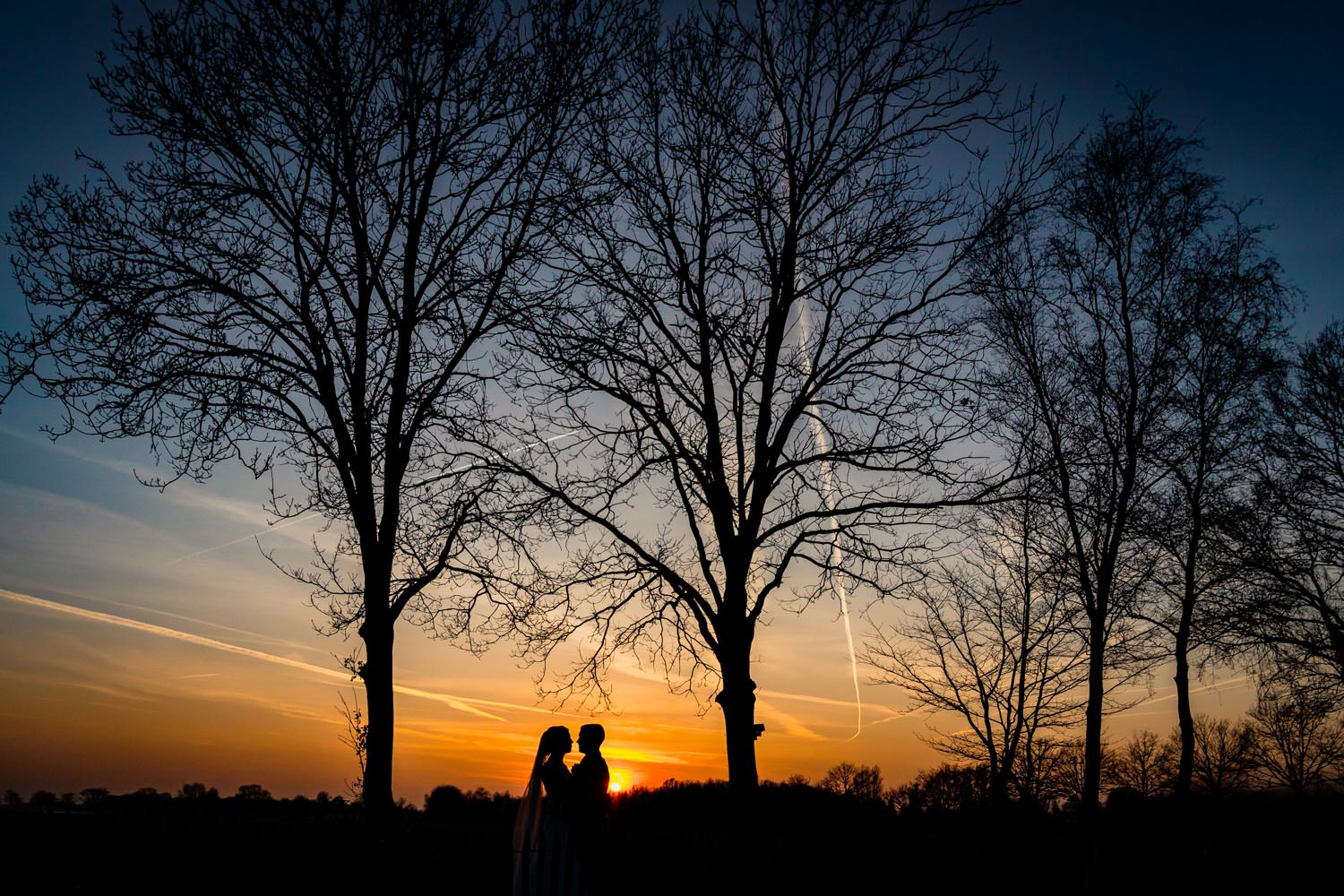 ondergaande-zon-trouwen-trouwfotograaf-cfoto.jpg