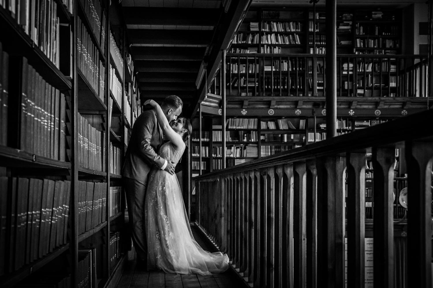  Hier zie je een bruidspaar in de bibliotheek. Een prachtige grote ruimte waar je hele mooie foto’s kunt maken. Het is een super sfeervolle ruimte. Je kunt de geur van de boeken bijna ruiken op deze foto. Bij Bovendonk zijn vele zalen waar je gebruik