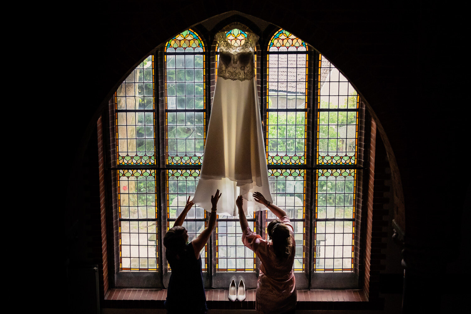 Op deze foto hangt je trouwjurk in één van de prachtige glas in lood ramen hangen. Dat geeft echt een magische sfeer. 