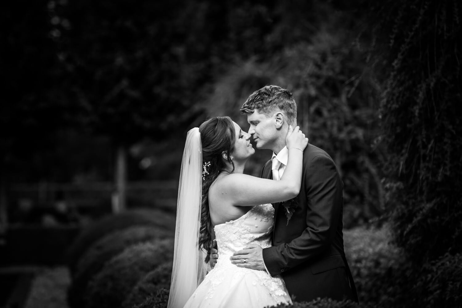 De fotoshoot tijdens de bruiloft. Spontane foto's met mooie achtergronden, zodat het bruidspaar eruit springt.