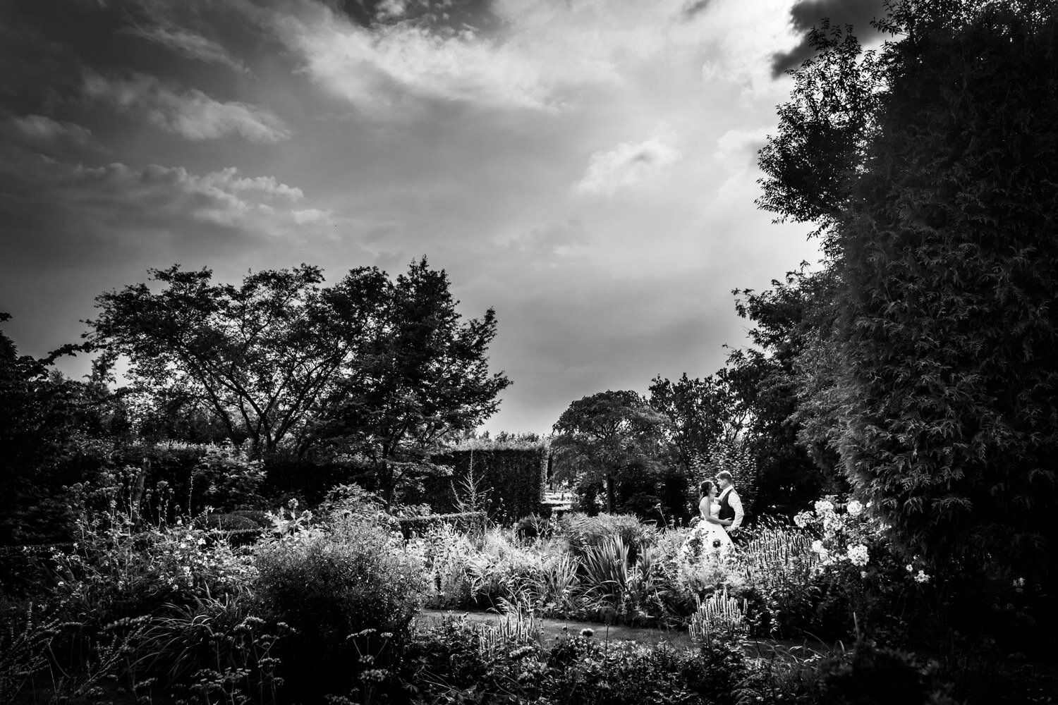 Een mooie overzichtsfoto van de tuin van Landgoed Tielens in Hoeven. Met het bruidspaar klein in beeld. Een prachtig overzicht.