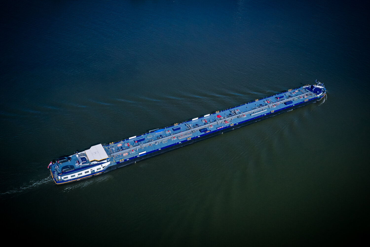 Een schip vaart de zuider voorhaven bij de Volkerak Sluizen in Willemstad in. Foto met een drone gemaakt, ga voor unieke drone beelden naar Cfoto, officieel gecertificeerd drone piloot.