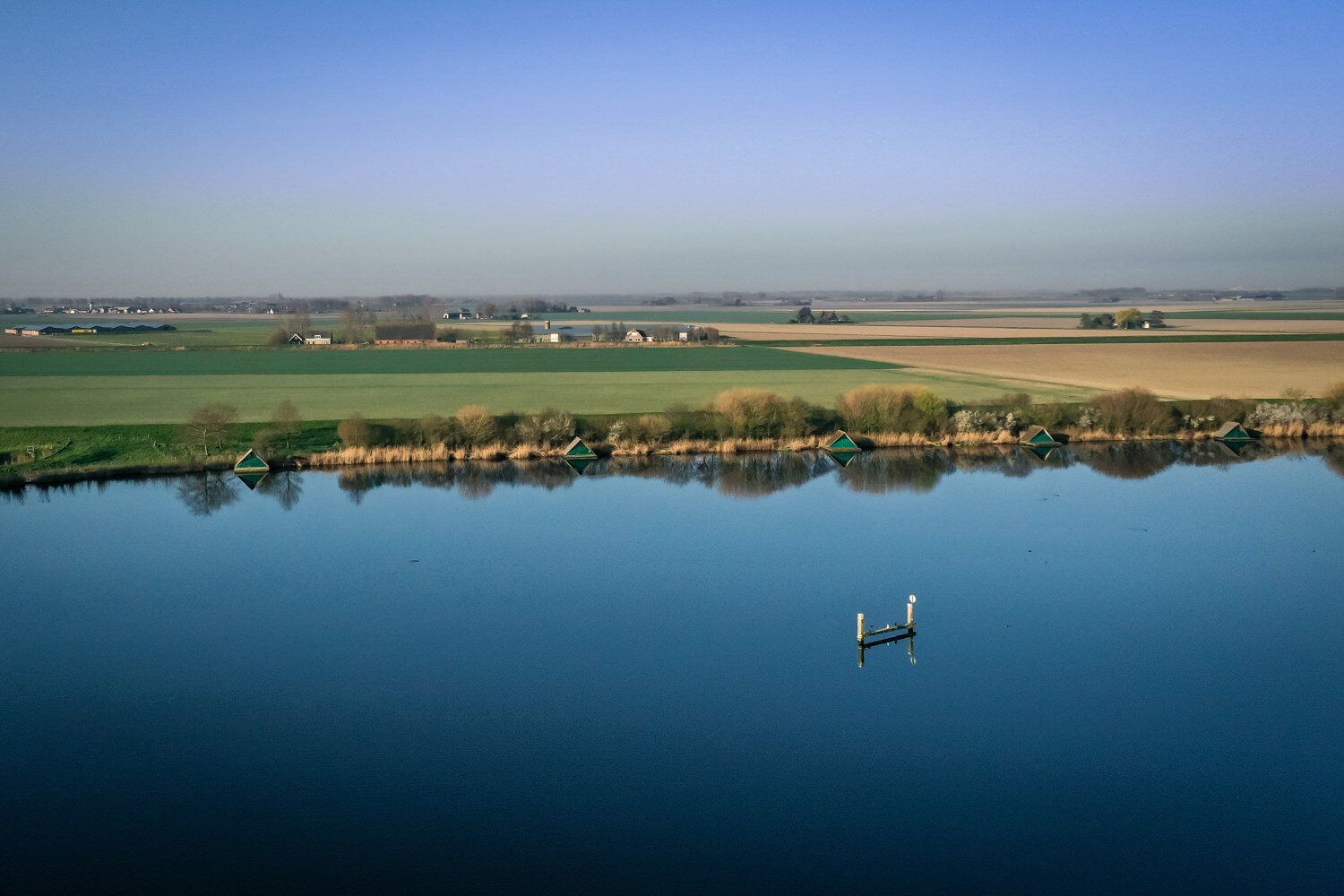 De kampeervlotten bij de heen, een heel mooi overzicht met een drone genomen, hier laten we zien hoe leuk deze huisjes zijn. Foto's gemaakt door Caroline Elenbaas van Cfoto.