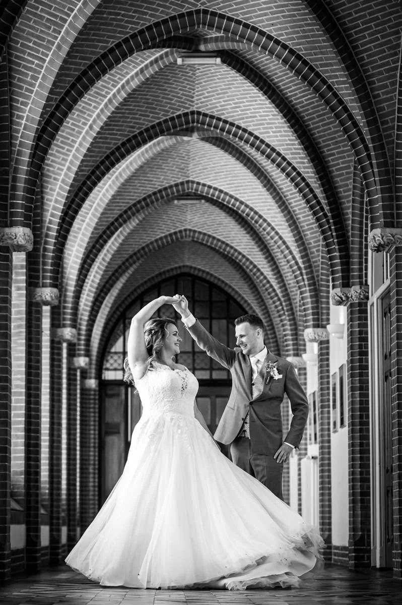 bruidspaar in de binnengalerij van Bovenonk