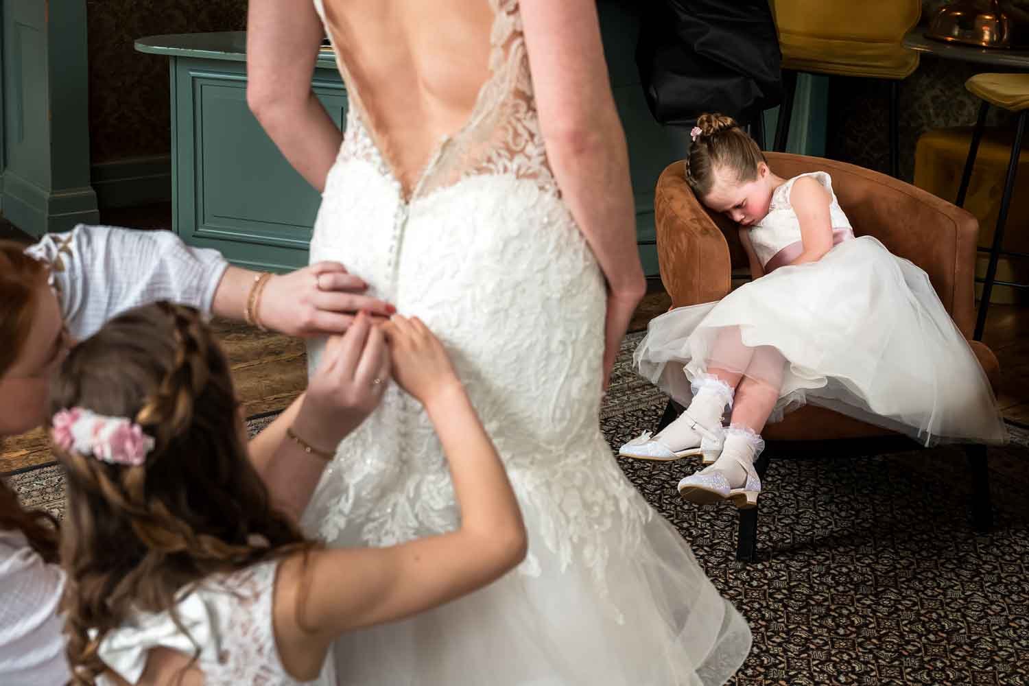trouwfoto bruidsmeisjes voorbereidingen kasteel Wijenburg 