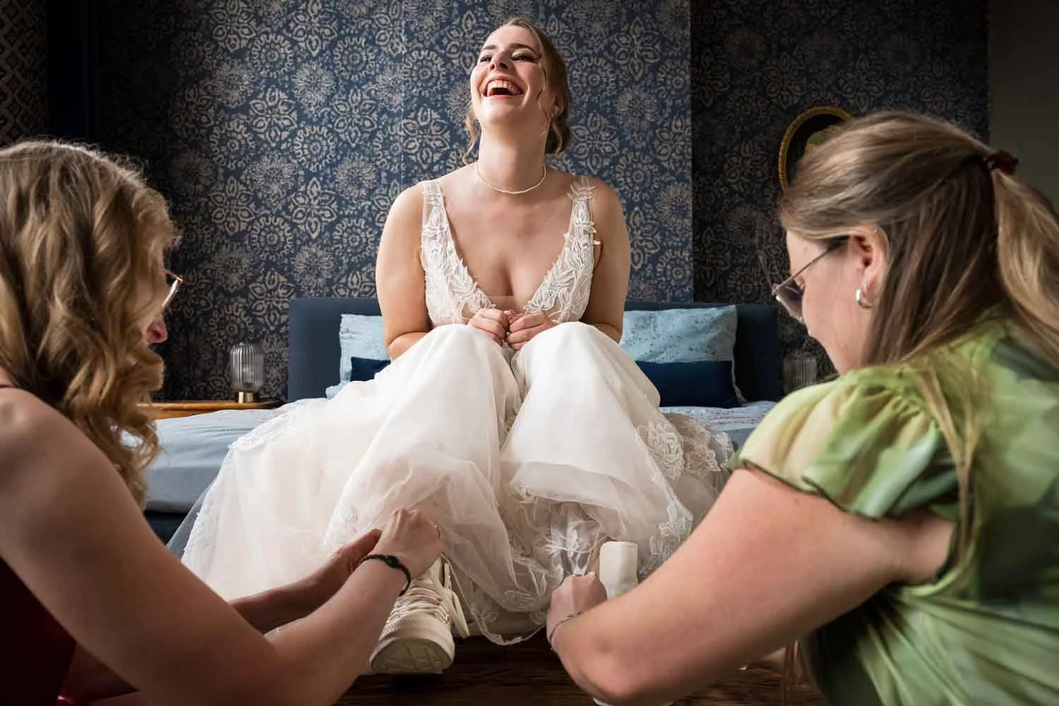 Aankleden bruid schoenen aantrekken Oudenbosch