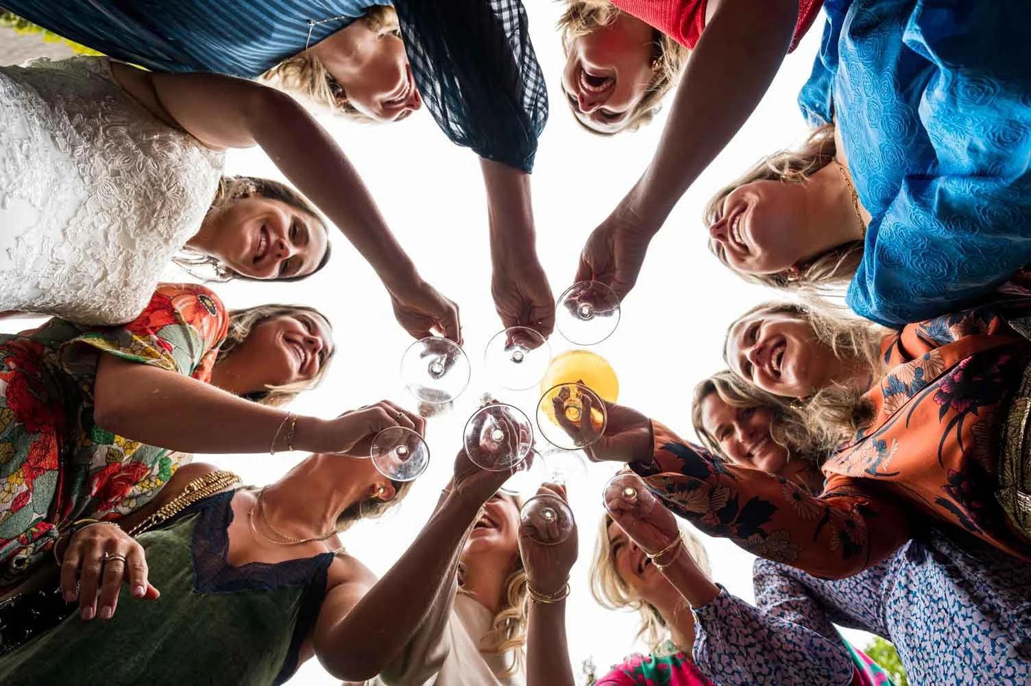 proost moment groepsfoto trouwfotograaf ligt op de grond