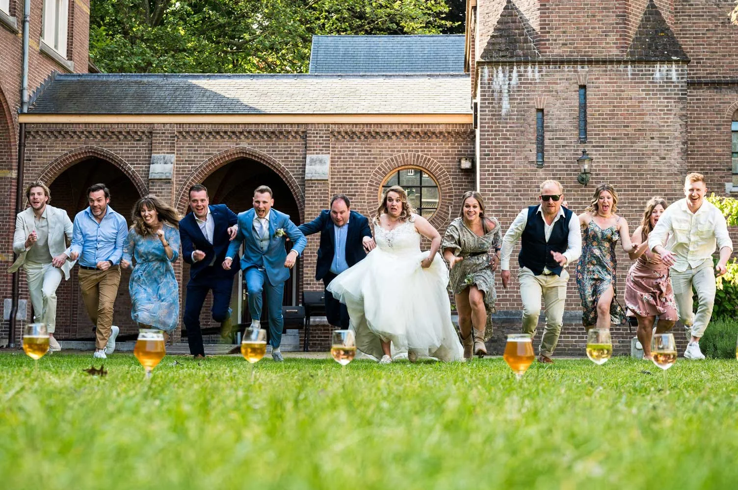 bierrun een groepsfoto moment iedereen rent om zijn glas met bier