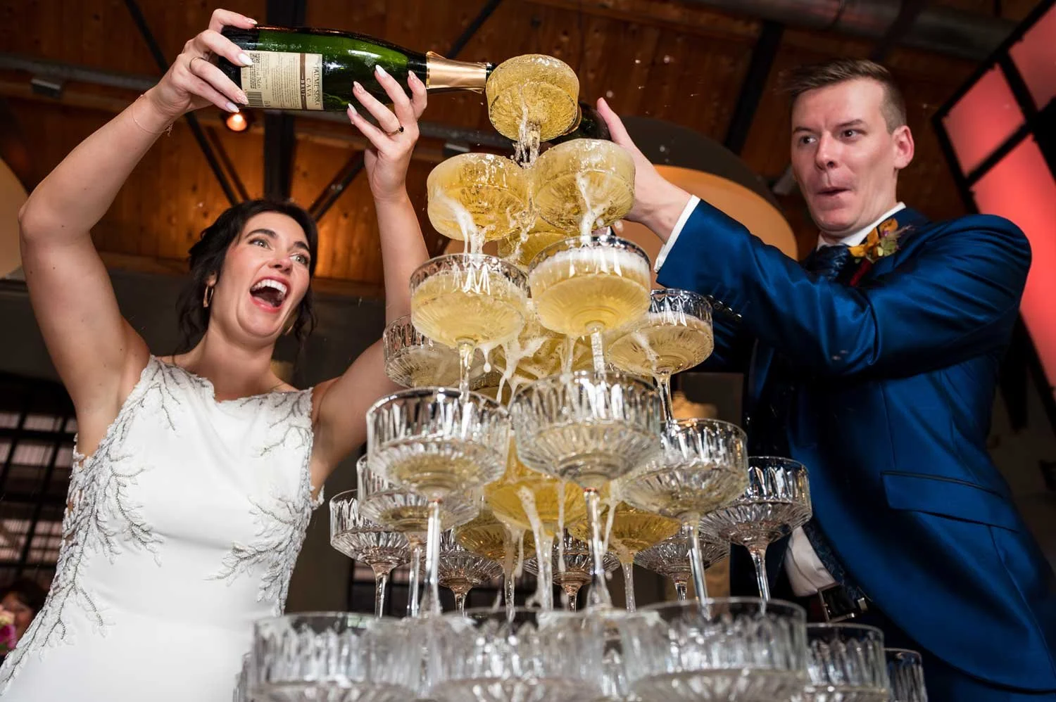 champagnetoren bruid en bruidegom schenken champagne in