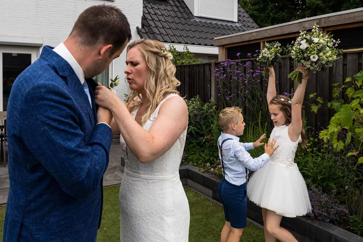 bruidspaar heeft problemen met corsages aandoen