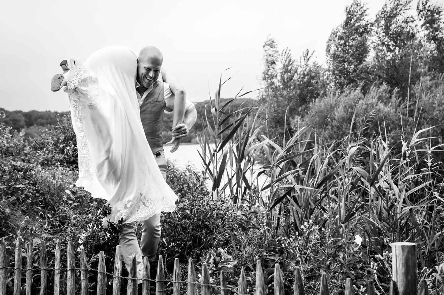 artistieke spontane trouwfotografie bij Het Houtse Meer