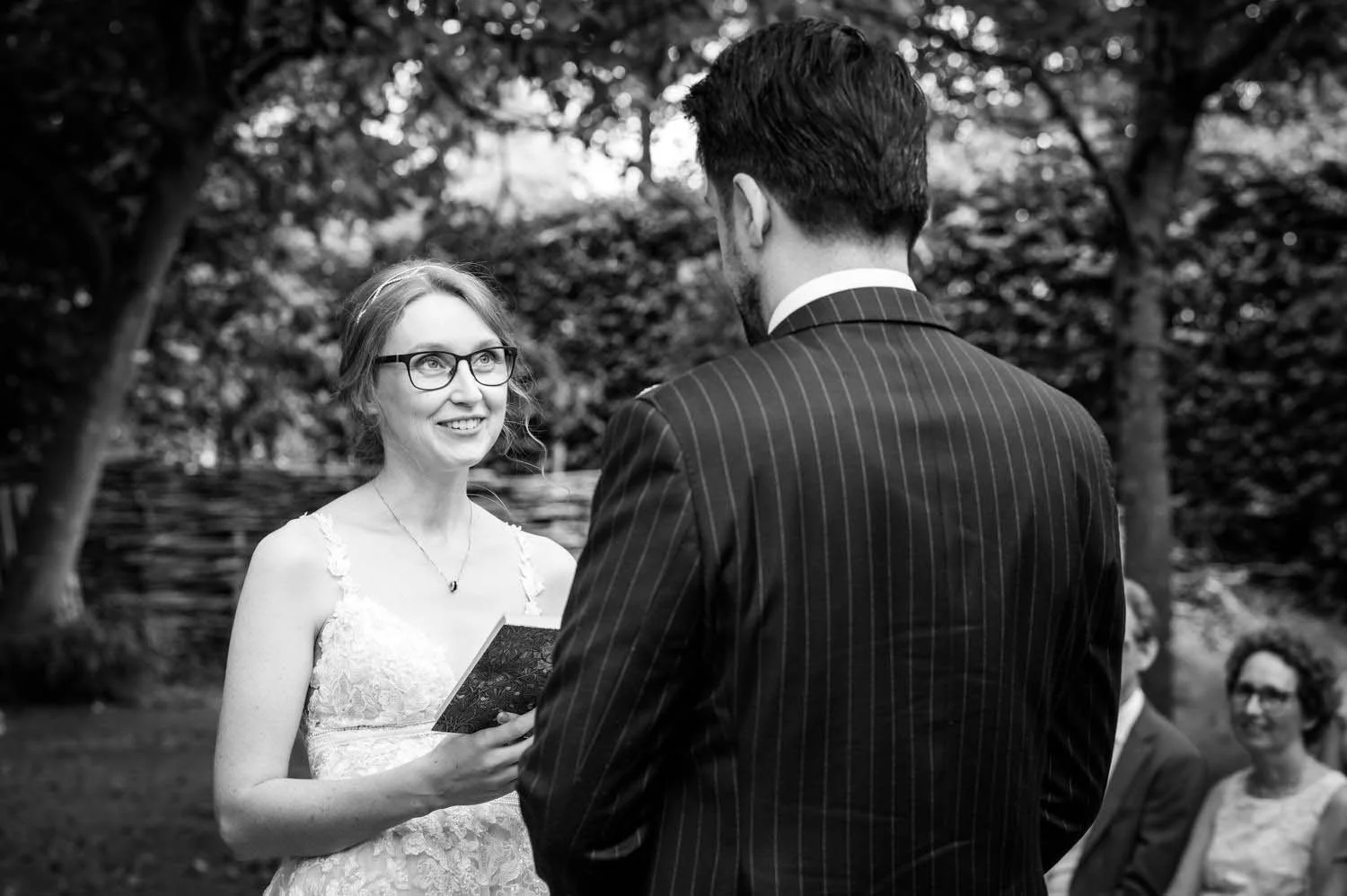 De bruid leest haar geloften voor tijdens de buiten ceremonie bij Hazelhof in Rijsbergen