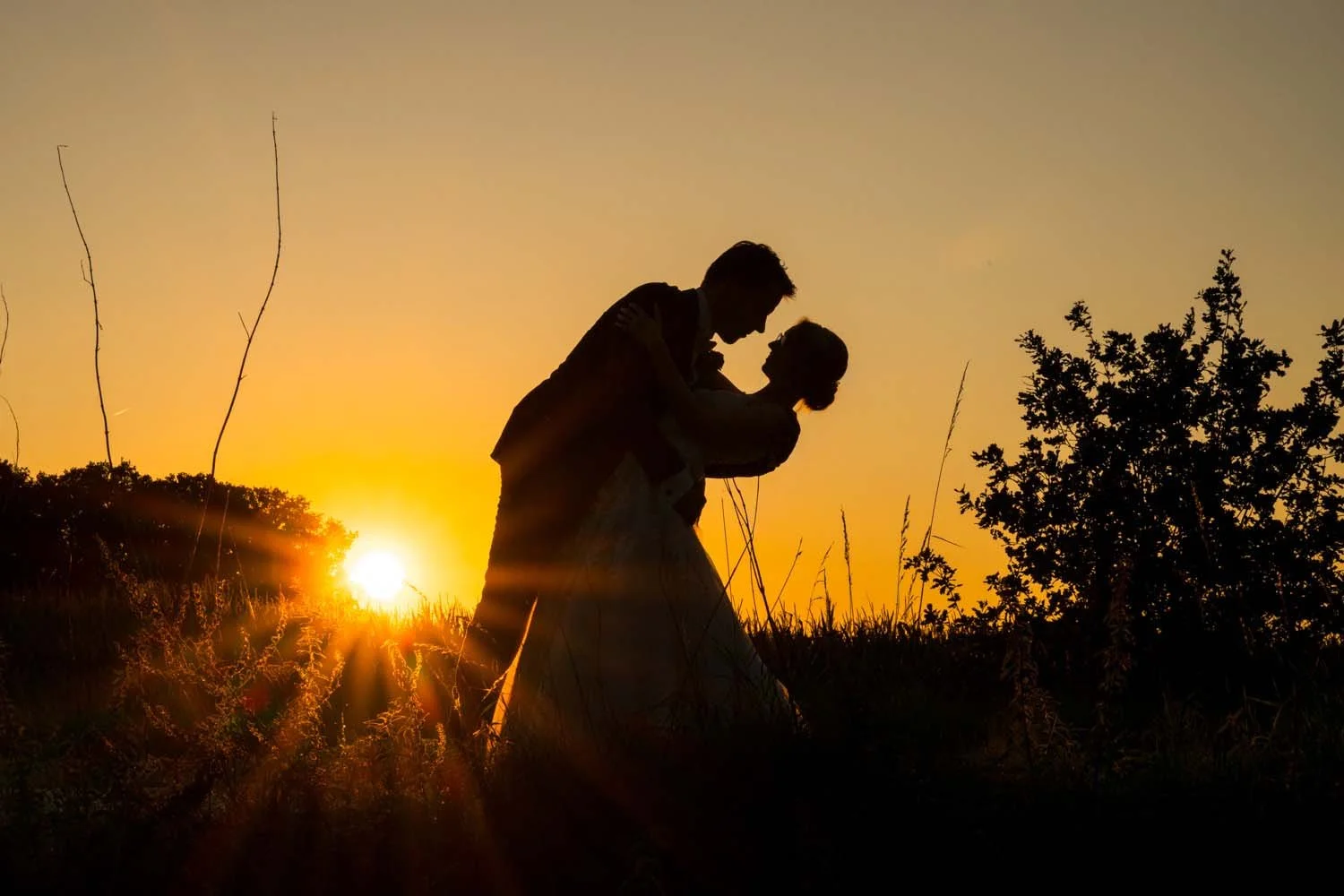 Silhouet trouwfoto tijdens het gouden uurtje bij Hazelhof in Rijsbergen