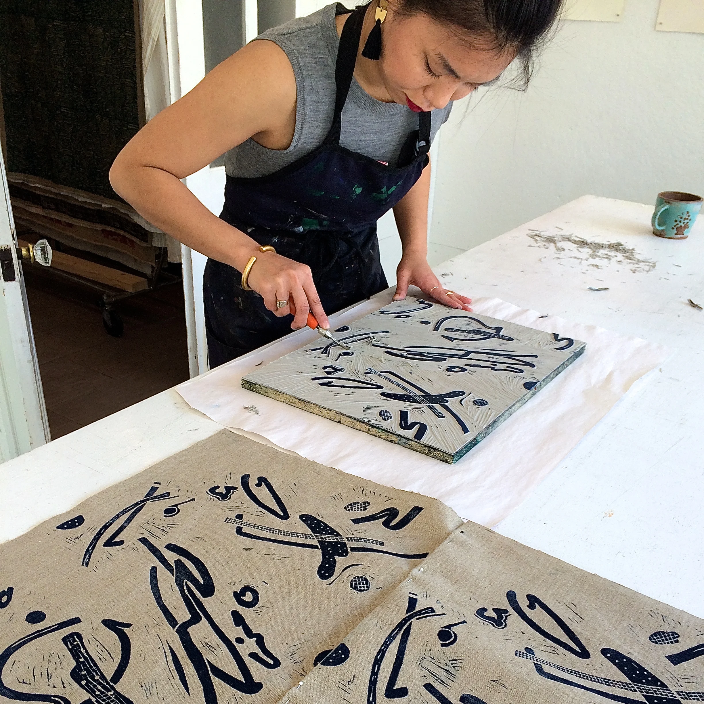 Mylene Pionilla carving her block