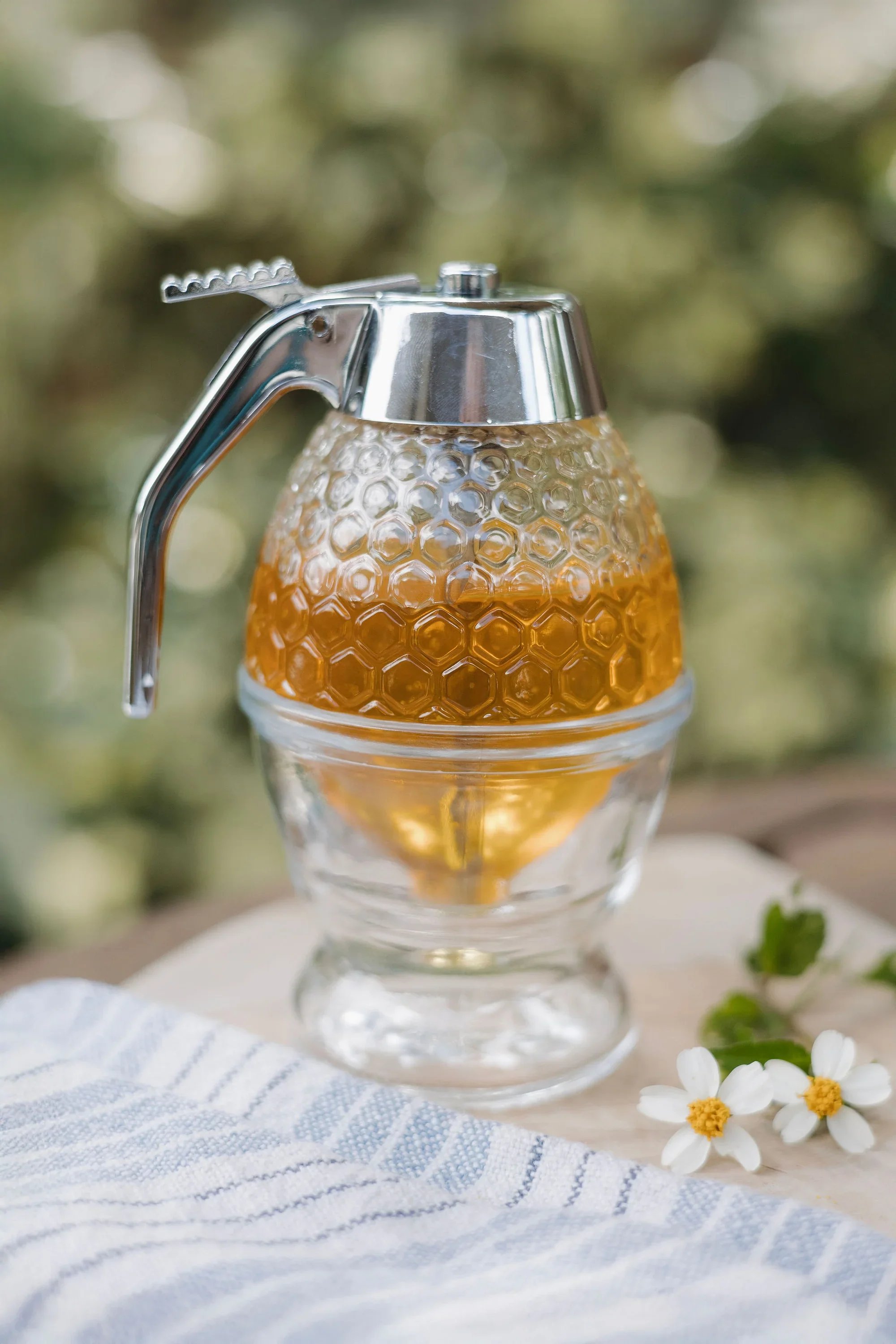 Honey_dispenser_with_honey_2000x.jpg.webp