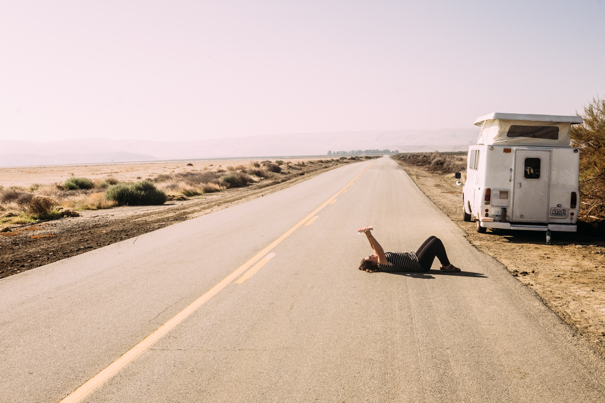 In the morning we woke up, still on the road, and kept waiting for rescue. It was a Monday and the road was busier. We laid in it and moved for the cars that passed twice an hour.
