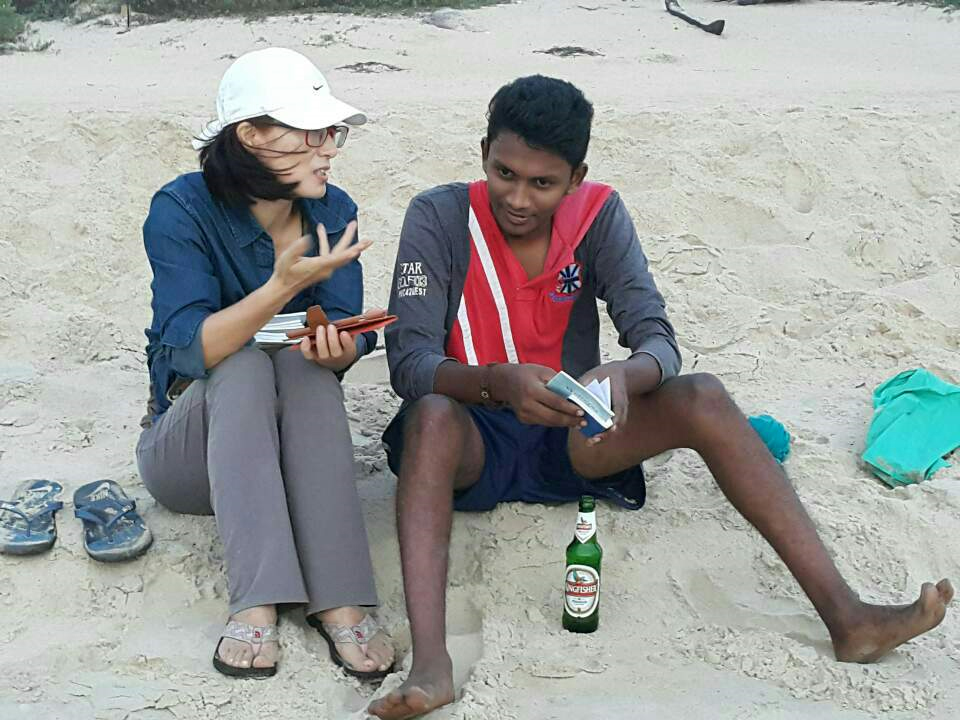 <고아 해변에서 전도하는 아내 모습>