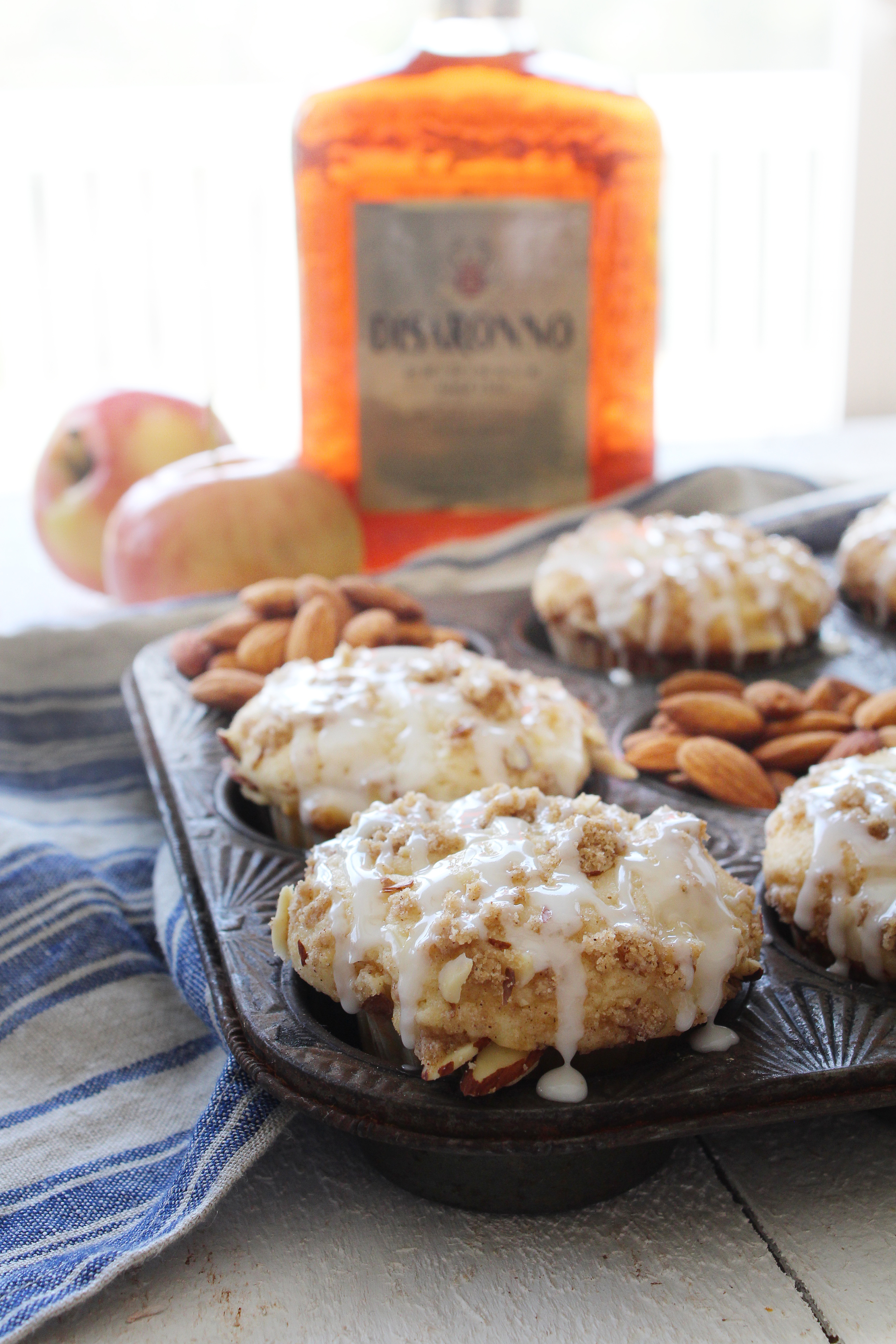 amaretto apple streusel cupcakes
