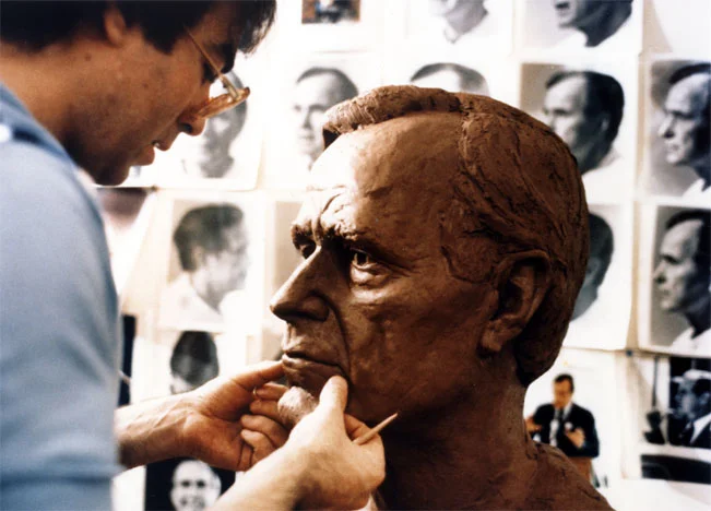President-George-Bush-Portrait-Sculptures-04.jpg