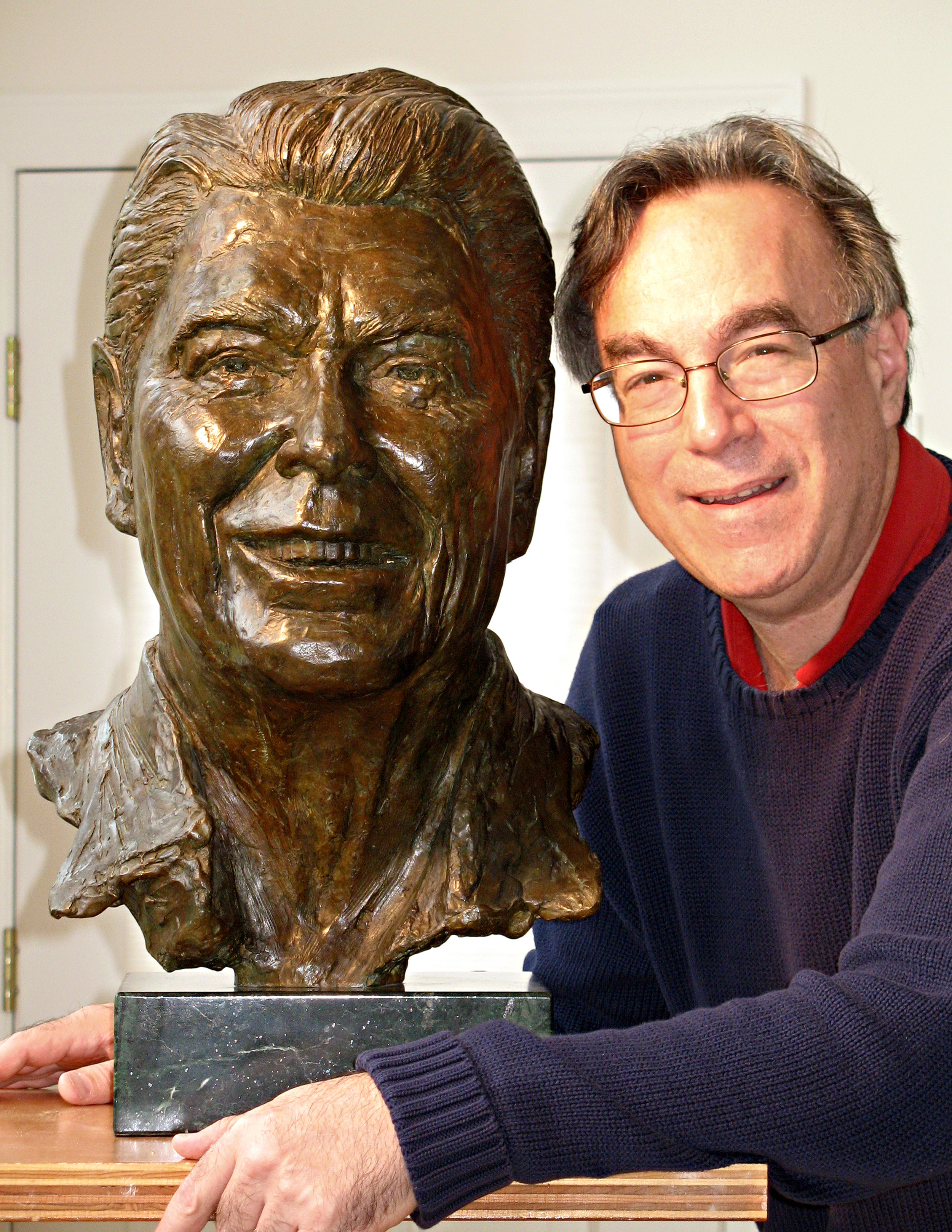 Reagan with sculptor.jpg