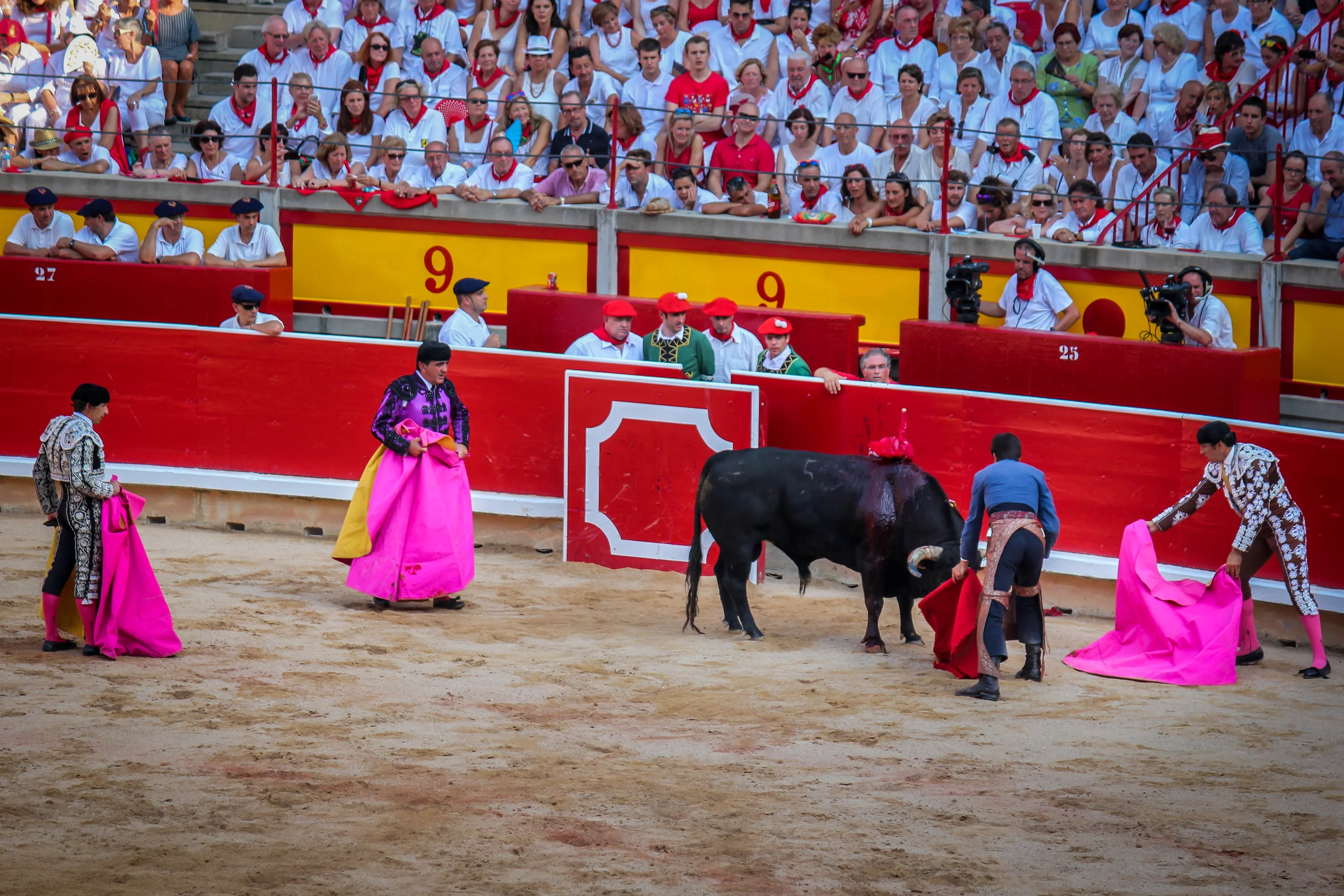   A  Matador &nbsp;positions himself with the bull to finish the fight by stabbing the bull in the medulla causing instant death.  