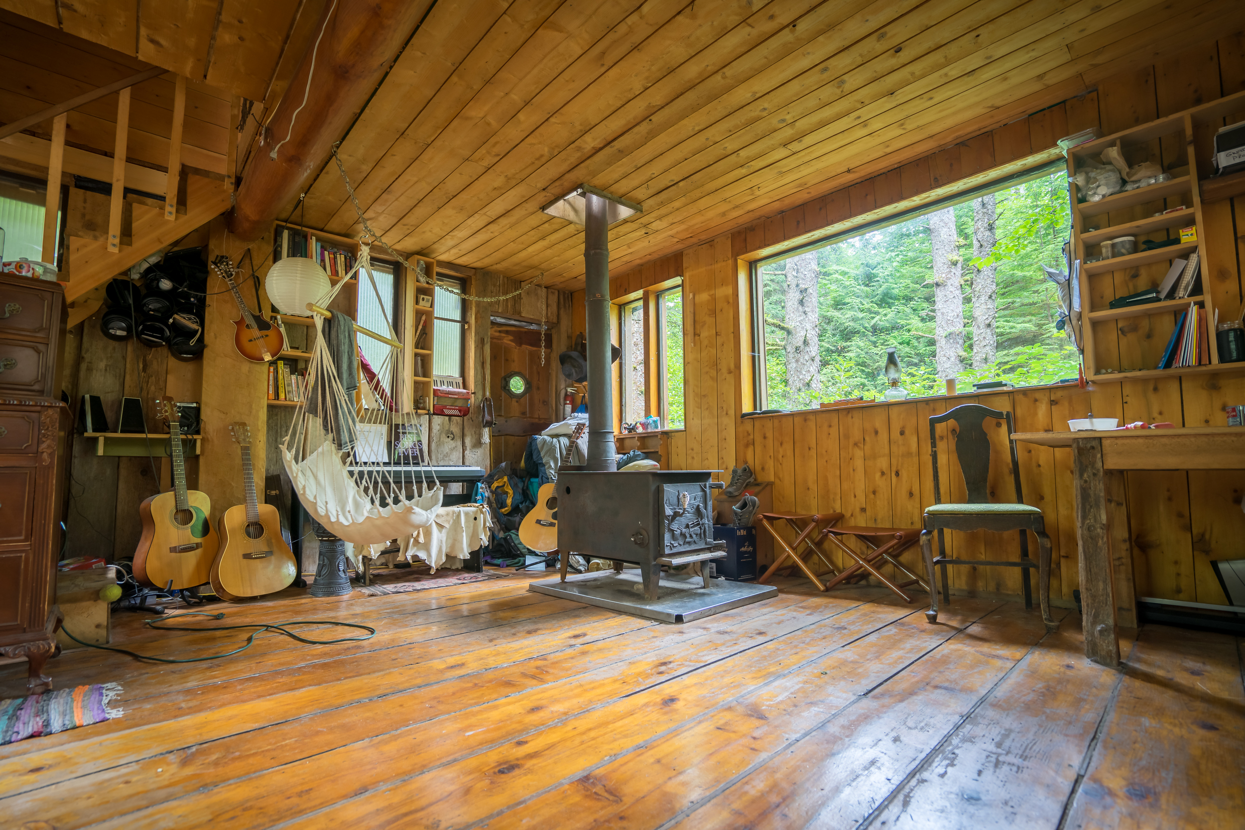 The interior is simple. Heating is provided by a central wood oven. Light through light bulbs or candles burning.