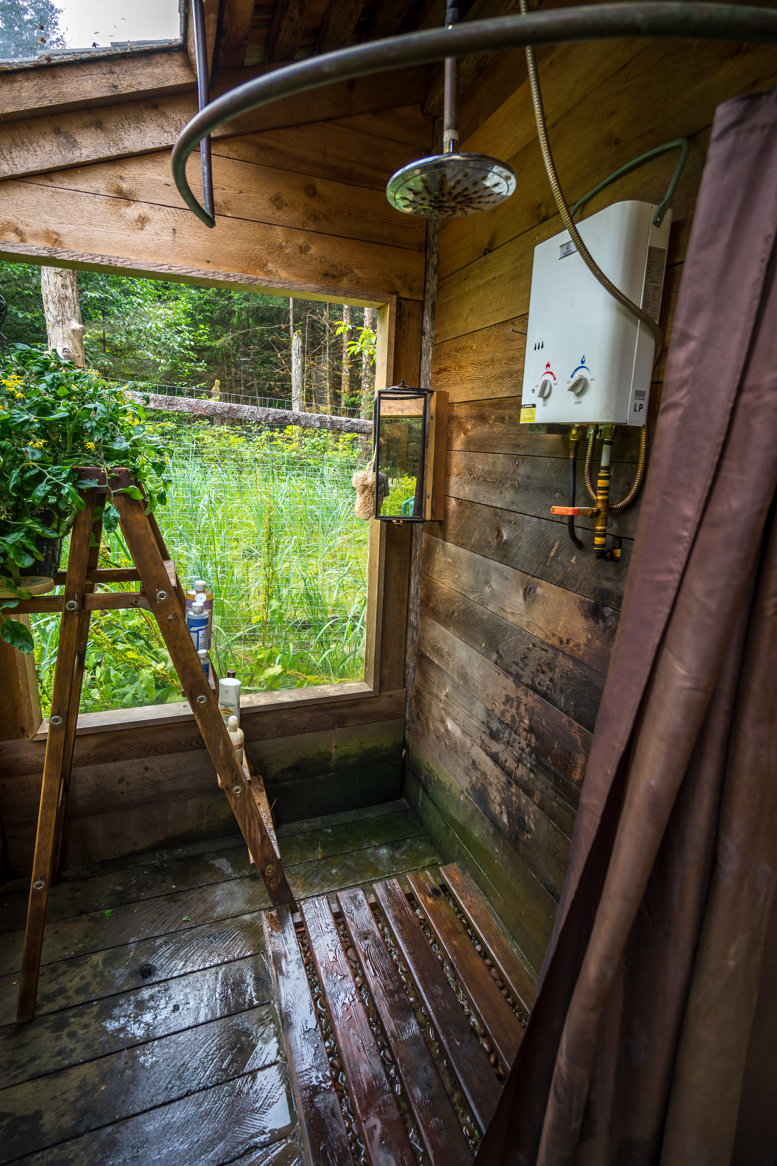 Inside the shower room. Can take a while to get used to the many windows but the view of the surrounding forest is quite relaxing.