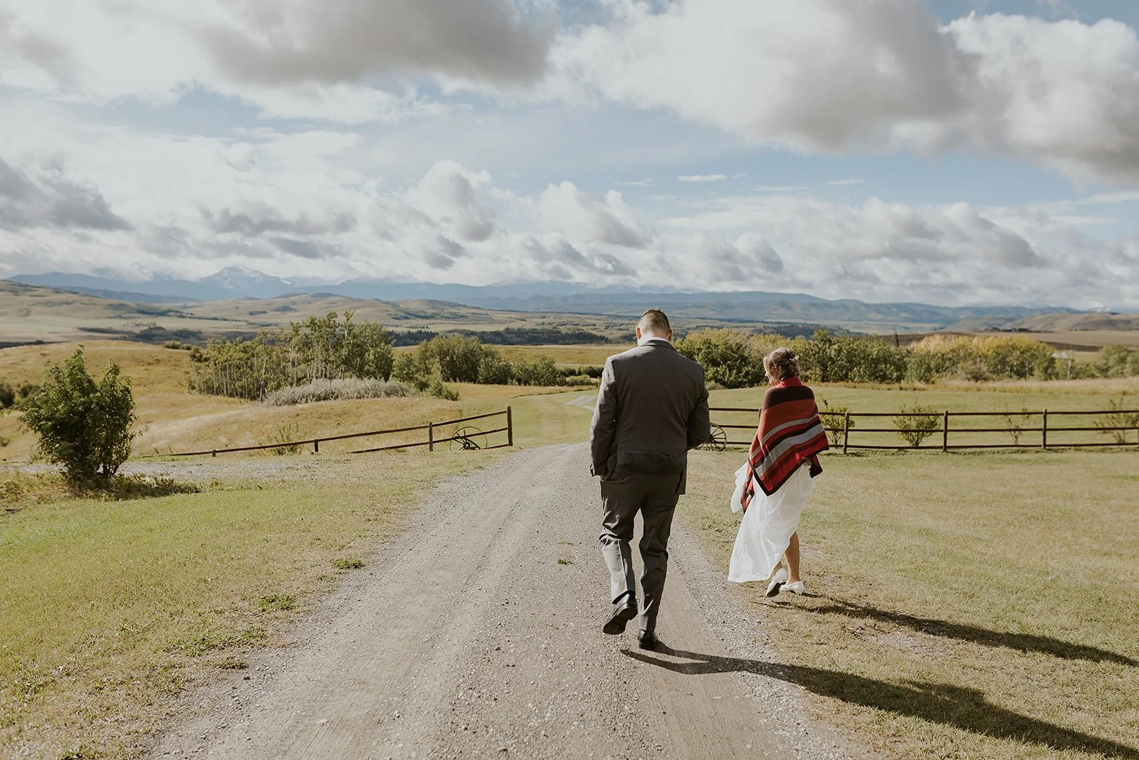 I love to discover new venues and @willow_hill_lodge in Longview did not disappoint! Kiel + Sara pivoted from a their original plans to an intimate elopement and this was truly the perfect spot. 

#calgaryweddings #elopementinspiration #yycweddingpho
